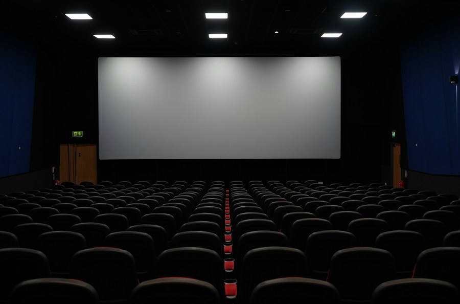 Regardant un film à la télévision